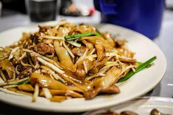 宵夜冇干炒牛河,点对得住辛苦嘅今日! 宵夜冇干炒牛河,点对得住辛苦嘅今日!