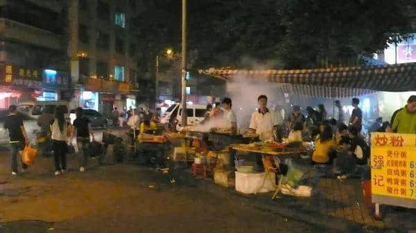 你食嘅究竟系「大牌档」定「大排档」? 你食嘅究竟系「大牌档」定「大排档」?