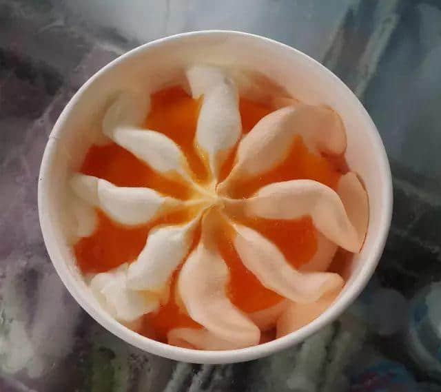 打开士多雪柜,你第一个攞起嘅雪糕系咩? 打开士多雪柜,你第一个攞起嘅雪糕系咩?