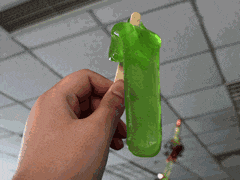 打开士多雪柜,你第一个攞起嘅雪糕系咩? 打开士多雪柜,你第一个攞起嘅雪糕系咩?