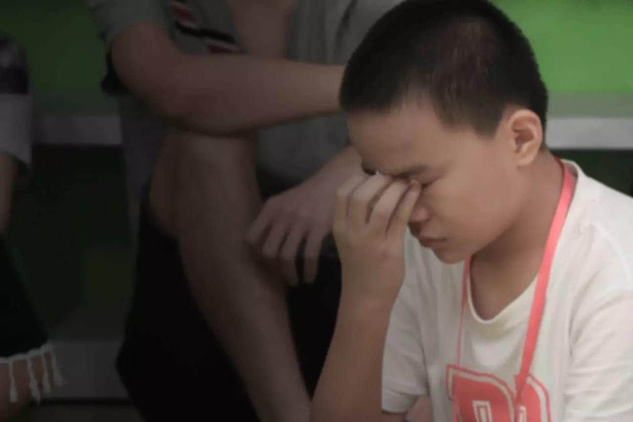 “我是广州人,不会说粤语……” “咁我哋教你喇!” “我是广州人,不会说粤语……” “咁我哋教你喇!”