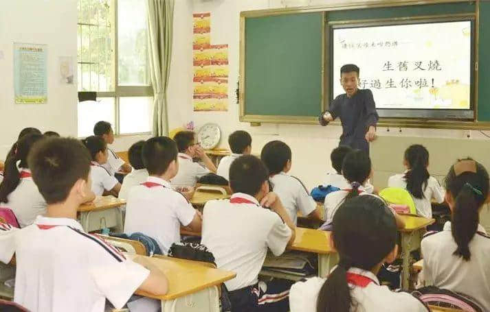 “我是广州人,不会说粤语……” “咁我哋教你喇!” “我是广州人,不会说粤语……” “咁我哋教你喇!”