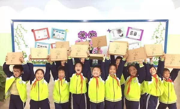 “我是广州人,不会说粤语……” “咁我哋教你喇!” “我是广州人,不会说粤语……” “咁我哋教你喇!”