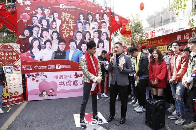 珠江名嘴现身越秀西湖花市,半小时为山区儿童募捐了两百多本书! 珠江名嘴现身越秀西湖花市,半小时为山区儿童募捐了两百多本书!