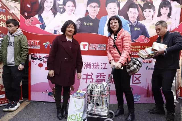 珠江名嘴现身越秀西湖花市,半小时为山区儿童募捐了两百多本书! 珠江名嘴现身越秀西湖花市,半小时为山区儿童募捐了两百多本书!