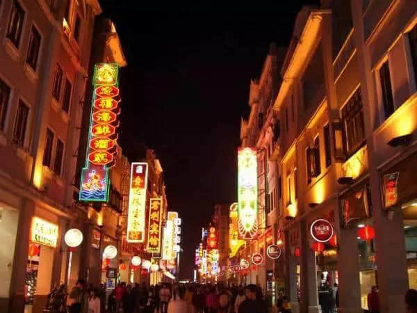 在这条老街里,隐藏着你不知道的传奇…… 在这条老街里,隐藏着你不知道的传奇……