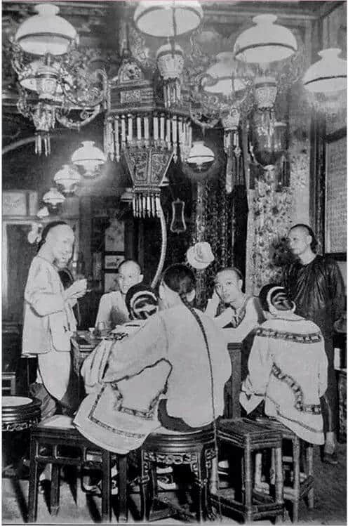 有人将广州所有百年老字号茶楼嘅旧相收集起身,用投影仪循环播放,细说广州饮茶文化 有人将广州所有百年老字号茶楼嘅旧相收集起身,用投影仪循环播放,细说广州饮茶文化