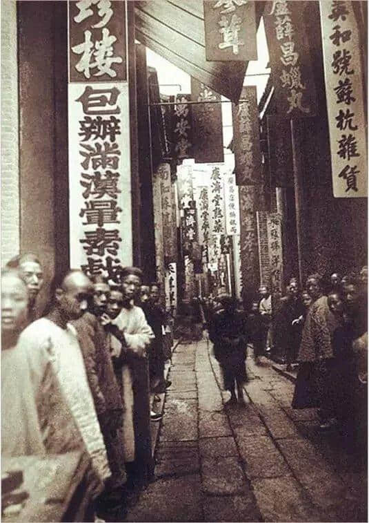 有人将广州所有百年老字号茶楼嘅旧相收集起身,用投影仪循环播放,细说广州饮茶文化 有人将广州所有百年老字号茶楼嘅旧相收集起身,用投影仪循环播放,细说广州饮茶文化