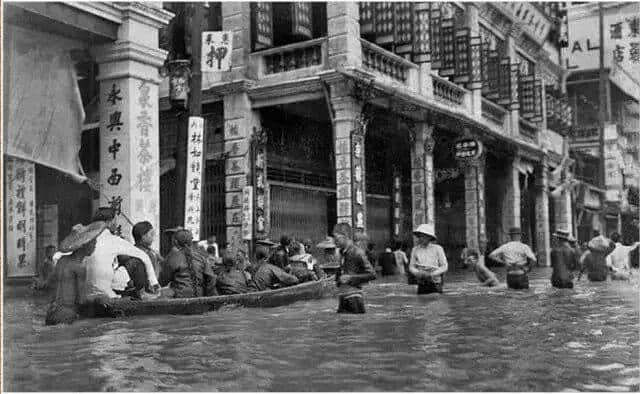 有人将广州所有百年老字号茶楼嘅旧相收集起身,用投影仪循环播放,细说广州饮茶文化 有人将广州所有百年老字号茶楼嘅旧相收集起身,用投影仪循环播放,细说广州饮茶文化