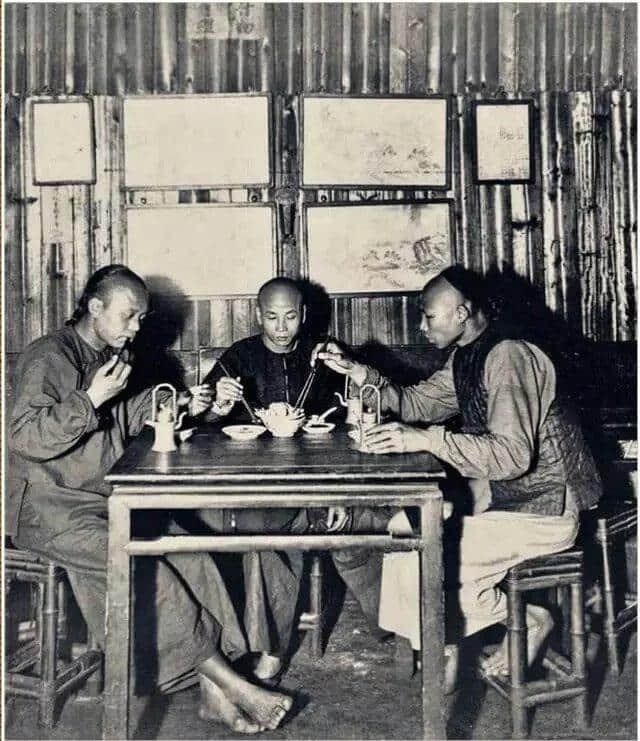 有人将广州所有百年老字号茶楼嘅旧相收集起身,用投影仪循环播放,细说广州饮茶文化 有人将广州所有百年老字号茶楼嘅旧相收集起身,用投影仪循环播放,细说广州饮茶文化