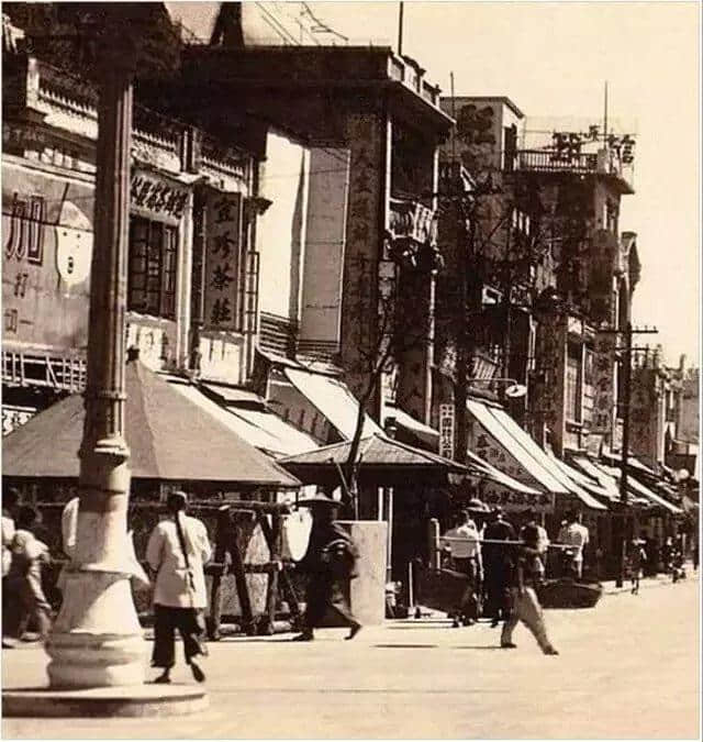 有人将广州所有百年老字号茶楼嘅旧相收集起身,用投影仪循环播放,细说广州饮茶文化 有人将广州所有百年老字号茶楼嘅旧相收集起身,用投影仪循环播放,细说广州饮茶文化