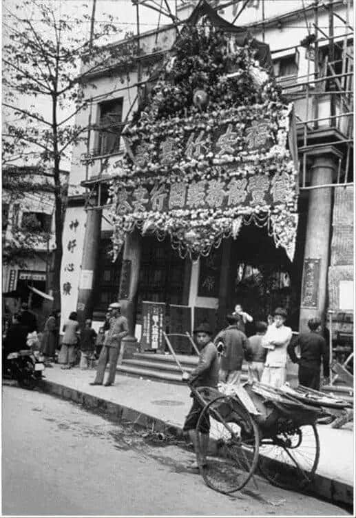 有人将广州所有百年老字号茶楼嘅旧相收集起身,用投影仪循环播放,细说广州饮茶文化 有人将广州所有百年老字号茶楼嘅旧相收集起身,用投影仪循环播放,细说广州饮茶文化