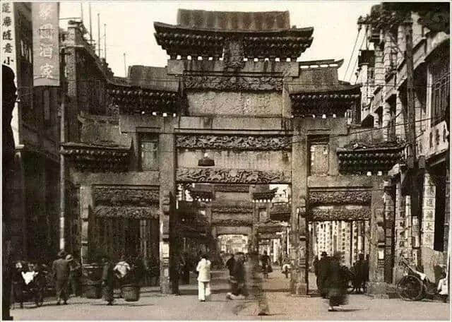 有人将广州所有百年老字号茶楼嘅旧相收集起身,用投影仪循环播放,细说广州饮茶文化 有人将广州所有百年老字号茶楼嘅旧相收集起身,用投影仪循环播放,细说广州饮茶文化