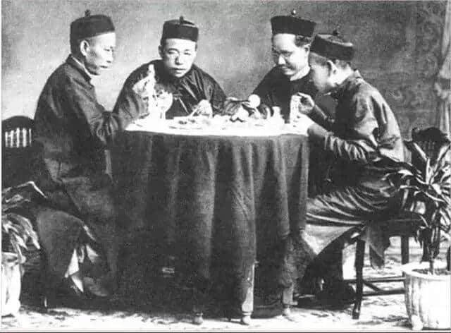 有人将广州所有百年老字号茶楼嘅旧相收集起身,用投影仪循环播放,细说广州饮茶文化 有人将广州所有百年老字号茶楼嘅旧相收集起身,用投影仪循环播放,细说广州饮茶文化