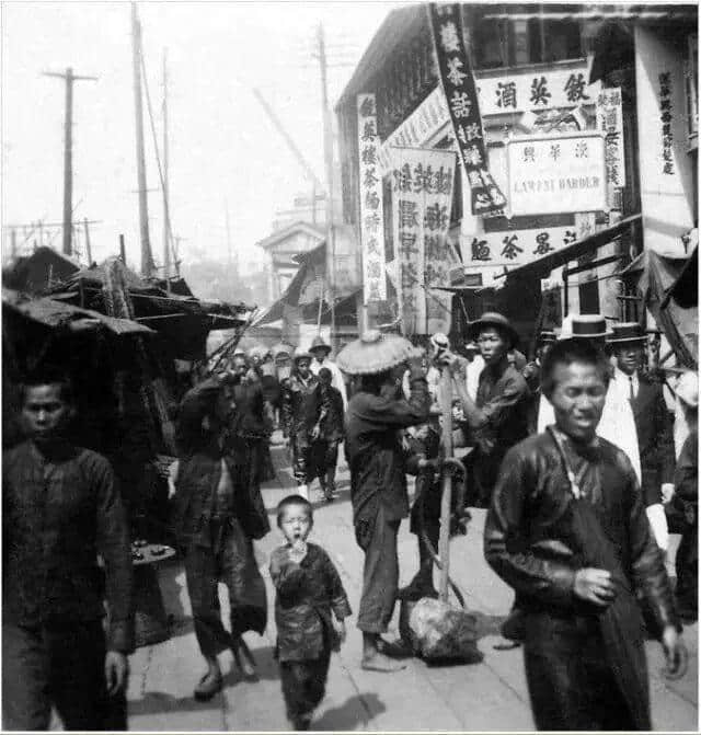 有人将广州所有百年老字号茶楼嘅旧相收集起身,用投影仪循环播放,细说广州饮茶文化 有人将广州所有百年老字号茶楼嘅旧相收集起身,用投影仪循环播放,细说广州饮茶文化