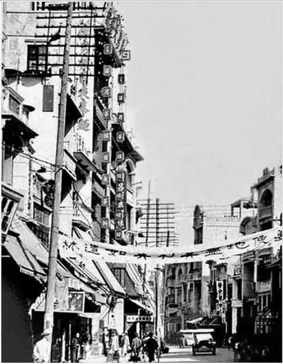 有人将广州所有百年老字号茶楼嘅旧相收集起身,用投影仪循环播放,细说广州饮茶文化 有人将广州所有百年老字号茶楼嘅旧相收集起身,用投影仪循环播放,细说广州饮茶文化