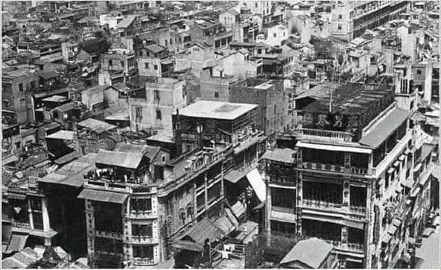 有人将广州所有百年老字号茶楼嘅旧相收集起身,用投影仪循环播放,细说广州饮茶文化 有人将广州所有百年老字号茶楼嘅旧相收集起身,用投影仪循环播放,细说广州饮茶文化