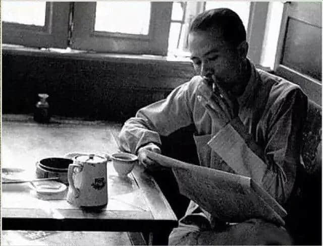 有人将广州所有百年老字号茶楼嘅旧相收集起身,用投影仪循环播放,细说广州饮茶文化 有人将广州所有百年老字号茶楼嘅旧相收集起身,用投影仪循环播放,细说广州饮茶文化