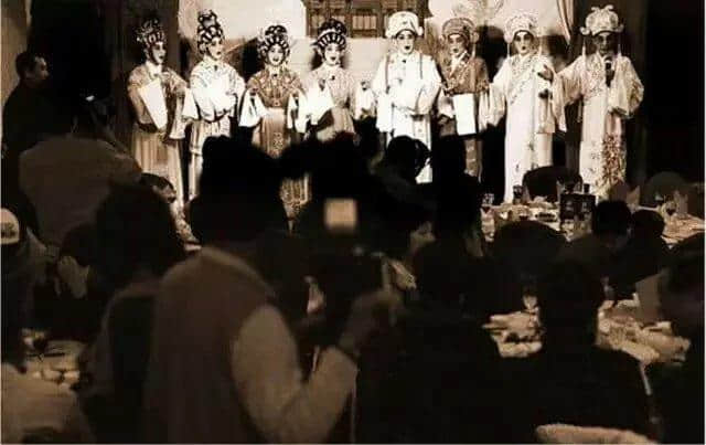 有人将广州所有百年老字号茶楼嘅旧相收集起身,用投影仪循环播放,细说广州饮茶文化 有人将广州所有百年老字号茶楼嘅旧相收集起身,用投影仪循环播放,细说广州饮茶文化