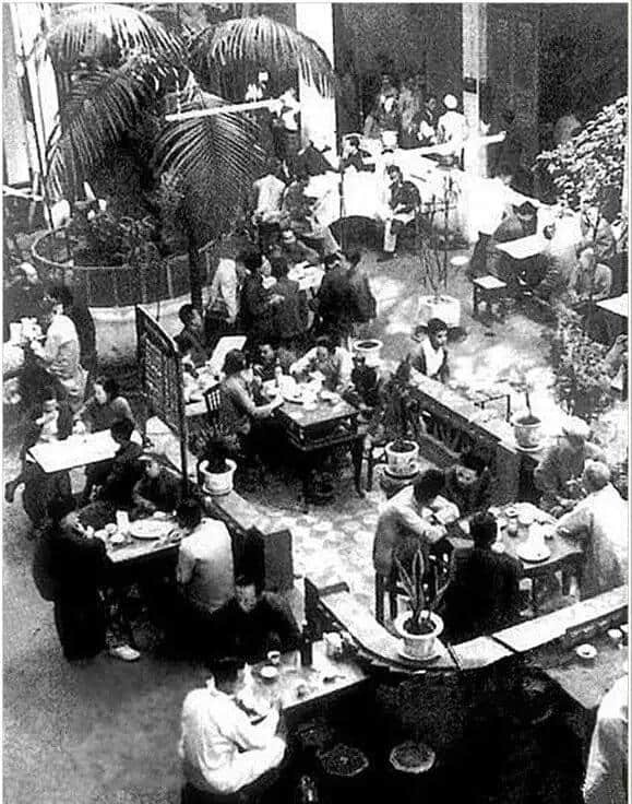 有人将广州所有百年老字号茶楼嘅旧相收集起身,用投影仪循环播放,细说广州饮茶文化 有人将广州所有百年老字号茶楼嘅旧相收集起身,用投影仪循环播放,细说广州饮茶文化