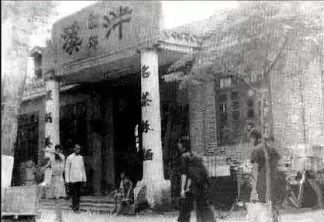 有人将广州所有百年老字号茶楼嘅旧相收集起身,用投影仪循环播放,细说广州饮茶文化 有人将广州所有百年老字号茶楼嘅旧相收集起身,用投影仪循环播放,细说广州饮茶文化