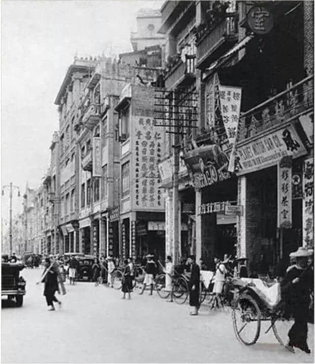 有人将广州所有百年老字号茶楼嘅旧相收集起身,用投影仪循环播放,细说广州饮茶文化 有人将广州所有百年老字号茶楼嘅旧相收集起身,用投影仪循环播放,细说广州饮茶文化