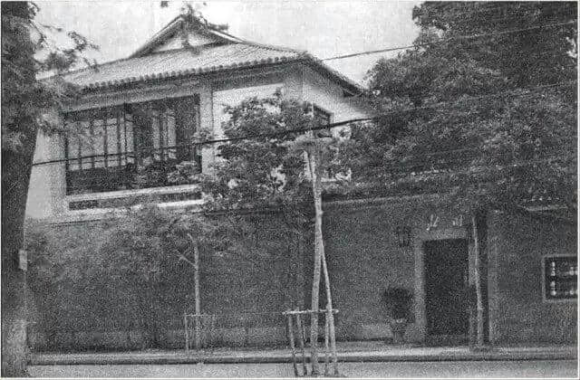 有人将广州所有百年老字号茶楼嘅旧相收集起身,用投影仪循环播放,细说广州饮茶文化 有人将广州所有百年老字号茶楼嘅旧相收集起身,用投影仪循环播放,细说广州饮茶文化