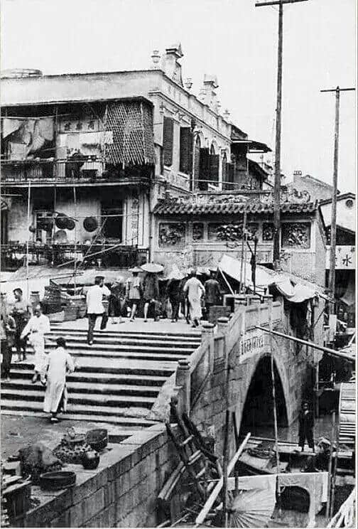 有人将广州所有百年老字号茶楼嘅旧相收集起身,用投影仪循环播放,细说广州饮茶文化 有人将广州所有百年老字号茶楼嘅旧相收集起身,用投影仪循环播放,细说广州饮茶文化