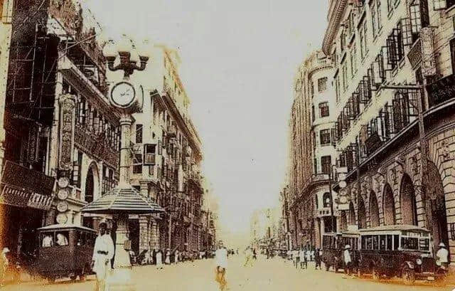 有人将广州所有百年老字号茶楼嘅旧相收集起身,用投影仪循环播放,细说广州饮茶文化 有人将广州所有百年老字号茶楼嘅旧相收集起身,用投影仪循环播放,细说广州饮茶文化