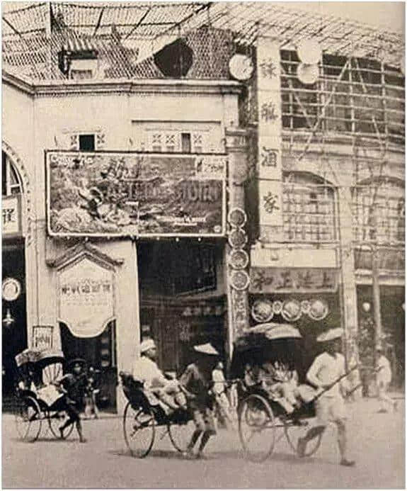 有人将广州所有百年老字号茶楼嘅旧相收集起身,用投影仪循环播放,细说广州饮茶文化 有人将广州所有百年老字号茶楼嘅旧相收集起身,用投影仪循环播放,细说广州饮茶文化