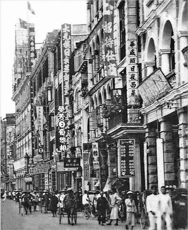 有人将广州所有百年老字号茶楼嘅旧相收集起身,用投影仪循环播放,细说广州饮茶文化 有人将广州所有百年老字号茶楼嘅旧相收集起身,用投影仪循环播放,细说广州饮茶文化