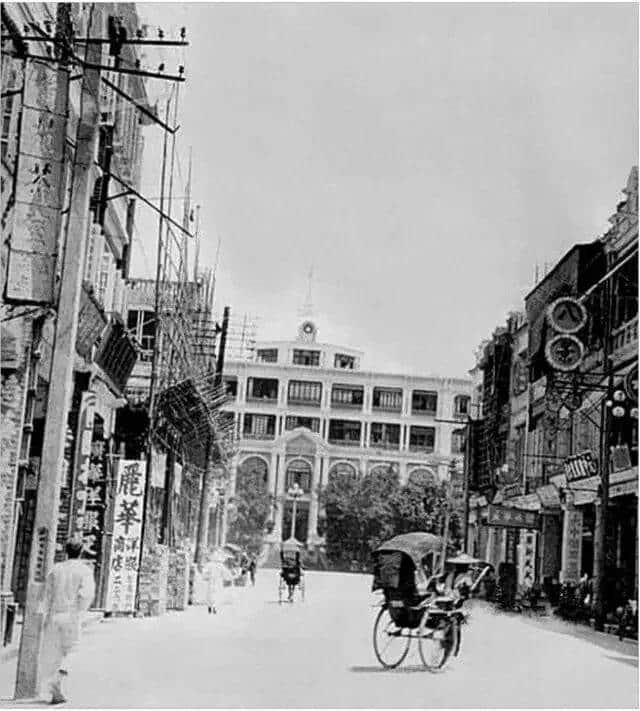 有人将广州所有百年老字号茶楼嘅旧相收集起身,用投影仪循环播放,细说广州饮茶文化 有人将广州所有百年老字号茶楼嘅旧相收集起身,用投影仪循环播放,细说广州饮茶文化