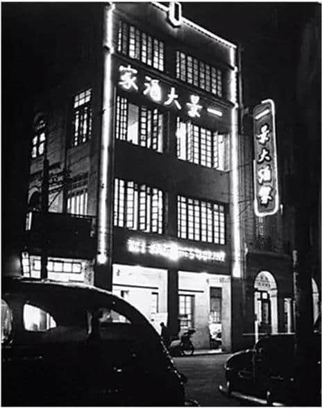 有人将广州所有百年老字号茶楼嘅旧相收集起身,用投影仪循环播放,细说广州饮茶文化 有人将广州所有百年老字号茶楼嘅旧相收集起身,用投影仪循环播放,细说广州饮茶文化