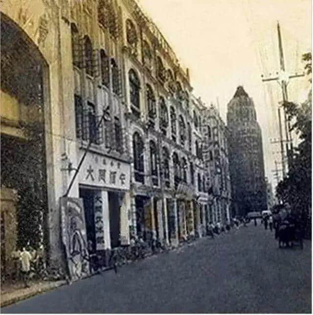 有人将广州所有百年老字号茶楼嘅旧相收集起身,用投影仪循环播放,细说广州饮茶文化 有人将广州所有百年老字号茶楼嘅旧相收集起身,用投影仪循环播放,细说广州饮茶文化