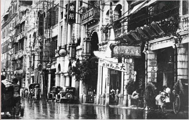 有人将广州所有百年老字号茶楼嘅旧相收集起身,用投影仪循环播放,细说广州饮茶文化 有人将广州所有百年老字号茶楼嘅旧相收集起身,用投影仪循环播放,细说广州饮茶文化