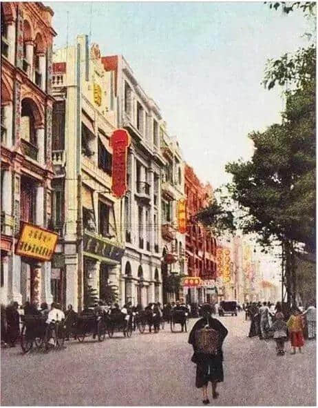 有人将广州所有百年老字号茶楼嘅旧相收集起身,用投影仪循环播放,细说广州饮茶文化 有人将广州所有百年老字号茶楼嘅旧相收集起身,用投影仪循环播放,细说广州饮茶文化