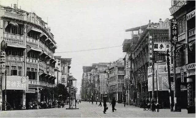 有人将广州所有百年老字号茶楼嘅旧相收集起身,用投影仪循环播放,细说广州饮茶文化 有人将广州所有百年老字号茶楼嘅旧相收集起身,用投影仪循环播放,细说广州饮茶文化