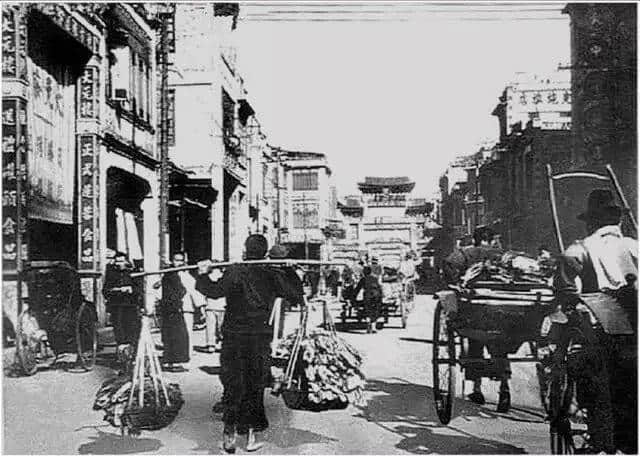 有人将广州所有百年老字号茶楼嘅旧相收集起身,用投影仪循环播放,细说广州饮茶文化 有人将广州所有百年老字号茶楼嘅旧相收集起身,用投影仪循环播放,细说广州饮茶文化