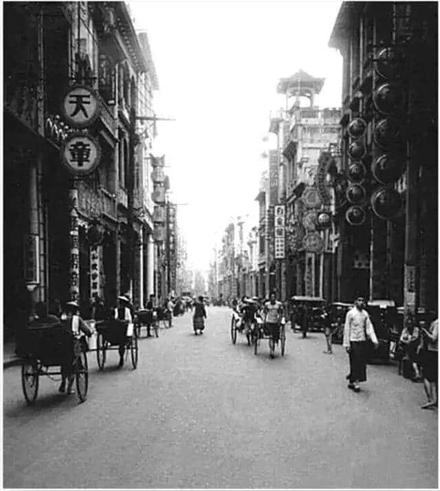 有人将广州所有百年老字号茶楼嘅旧相收集起身,用投影仪循环播放,细说广州饮茶文化 有人将广州所有百年老字号茶楼嘅旧相收集起身,用投影仪循环播放,细说广州饮茶文化