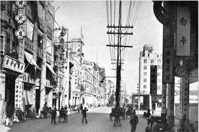 有人将广州所有百年老字号茶楼嘅旧相收集起身,用投影仪循环播放,细说广州饮茶文化 有人将广州所有百年老字号茶楼嘅旧相收集起身,用投影仪循环播放,细说广州饮茶文化