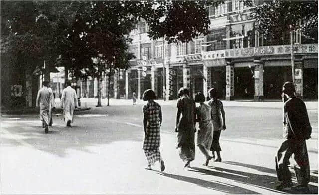 有人将广州所有百年老字号茶楼嘅旧相收集起身,用投影仪循环播放,细说广州饮茶文化 有人将广州所有百年老字号茶楼嘅旧相收集起身,用投影仪循环播放,细说广州饮茶文化