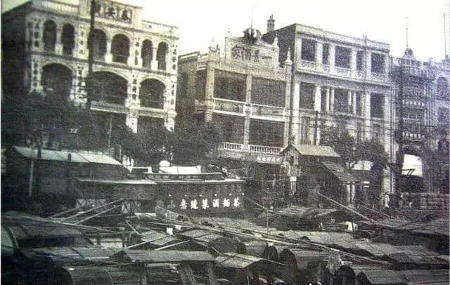 有人将广州所有百年老字号茶楼嘅旧相收集起身,用投影仪循环播放,细说广州饮茶文化 有人将广州所有百年老字号茶楼嘅旧相收集起身,用投影仪循环播放,细说广州饮茶文化