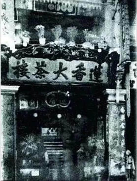 有人将广州所有百年老字号茶楼嘅旧相收集起身,用投影仪循环播放,细说广州饮茶文化 有人将广州所有百年老字号茶楼嘅旧相收集起身,用投影仪循环播放,细说广州饮茶文化