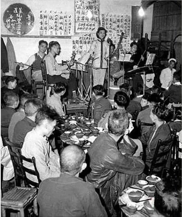 有人将广州所有百年老字号茶楼嘅旧相收集起身,用投影仪循环播放,细说广州饮茶文化 有人将广州所有百年老字号茶楼嘅旧相收集起身,用投影仪循环播放,细说广州饮茶文化