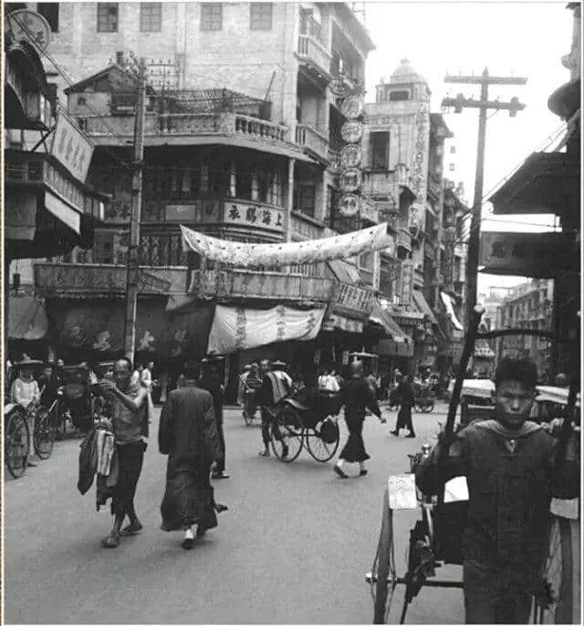 有人将广州所有百年老字号茶楼嘅旧相收集起身,用投影仪循环播放,细说广州饮茶文化 有人将广州所有百年老字号茶楼嘅旧相收集起身,用投影仪循环播放,细说广州饮茶文化