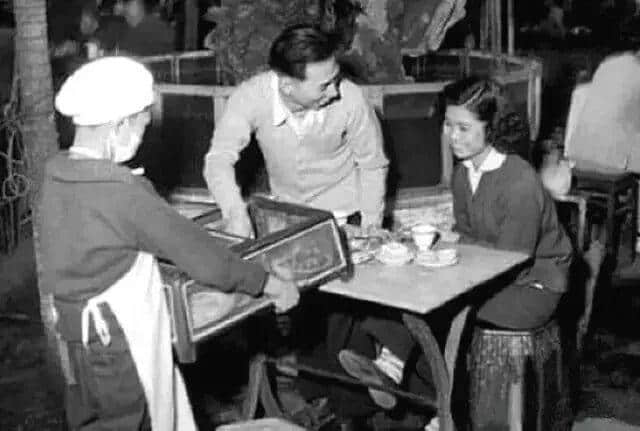 有人将广州所有百年老字号茶楼嘅旧相收集起身,用投影仪循环播放,细说广州饮茶文化 有人将广州所有百年老字号茶楼嘅旧相收集起身,用投影仪循环播放,细说广州饮茶文化