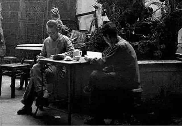 有人将广州所有百年老字号茶楼嘅旧相收集起身,用投影仪循环播放,细说广州饮茶文化 有人将广州所有百年老字号茶楼嘅旧相收集起身,用投影仪循环播放,细说广州饮茶文化