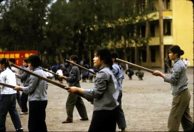 1972年嘅广州校园生活,当时啲学生哥能文能武! 1972年嘅广州校园生活,当时啲学生哥能文能武!
