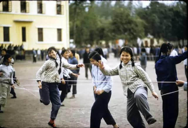 1972年嘅广州校园生活,当时啲学生哥能文能武! 1972年嘅广州校园生活,当时啲学生哥能文能武!