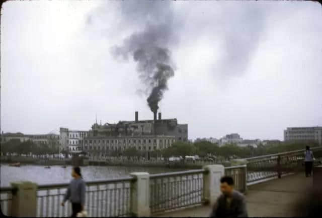 1972年嘅广州校园生活,当时啲学生哥能文能武! 1972年嘅广州校园生活,当时啲学生哥能文能武!